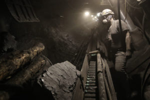 矿工在Kwk Pniowek煤矿工作在Pawlowoy，波兰。