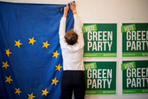 上个月在伦敦的一个绿党运动办公室，一名志愿者在欧盟的旗帜上悬挂了欧盟国旗。