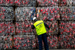 智利圣地亚哥，一名工人在回收中心检查塑料瓶。