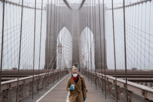 3月20日，一名女子走在布鲁克林大桥上。