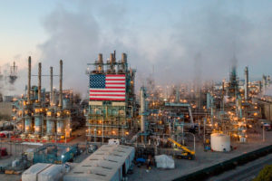 4月25日，加利福尼亚州卡森市的马拉松石油公司炼油厂。