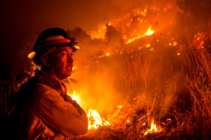 一名消防员在蒙罗维亚的火焰山猫,加州9月15日。