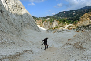 2014年4月，一名工人在海地太子港附近的一个矿山收集沙子。