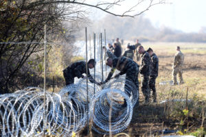 2015年11月，士兵们在斯洛文尼亚和克罗地亚边境设置了带刺铁丝网。