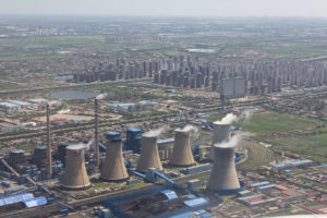中国天津以外的大型住房开发项目附近的煤炭发电厂。
