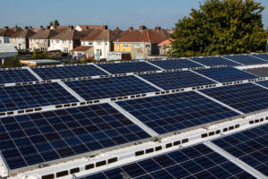 在英国布里斯托尔，一个25千瓦的太阳能阵列，是一个社区所有的能源合作的一部分。