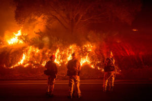 消防队员在加州马里波萨附近与野火搏斗。