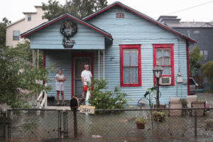 2017年8月，德克萨斯州休斯顿格罗夫农舍社区的居民看着洪水包围了他们的房子。