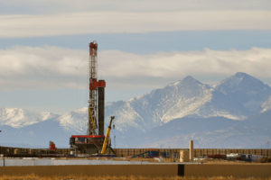 科罗拉多州洛夫兰的一个井场。