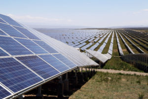 2018年7月，中国青海省的Gonghe县的一个太阳能农场。