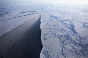 2017年3月30日，在格陵兰西北海岸附近的海冰。