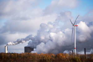 德国Bergheim附近的Niederaussem燃煤电厂旁边运行的风力涡轮机。