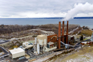 Greenidge一代比特币采矿设施,位于前煤电厂在塞内加湖的岸边,纽约。