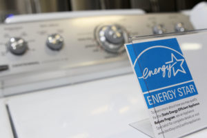 在洗衣机上显示的能量星标签在最佳购买商店在马林市，加利夫。