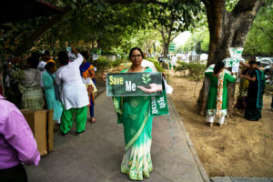 妇女示威者在2018年6月在新德里举行了一个计划为新德里的重建项目减少了14,000多棵树。