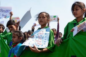 孩子们在新德里,印度在2019年参加青年气候罢工。