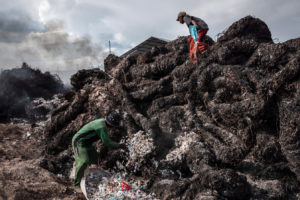 工人准备烧塑料垃圾在Mojokerto导入转储,印尼在2018年。