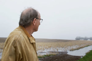 爱荷华州参议员戴维·约翰逊（David Johnson）领导了减少国家水域农业污染的斗争。