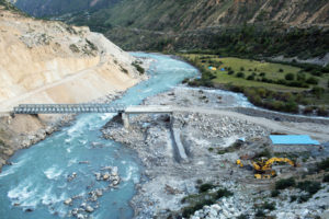 2018年10月，尼泊尔村村附近的卡纳利河横跨卡纳利河的一座桥梁。