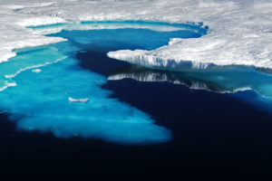 融化的冰流进格陵兰岛东部的大西洋北部。