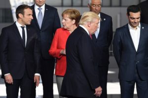 总统特朗普与法国总统Emmanuel Macron（左）和德国总理上个月在布鲁塞尔北约峰会的德国总理默克尔。