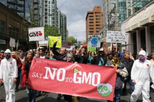 在加拿大温哥华举行的反GMO游行。