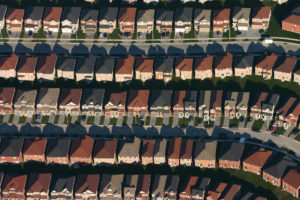 安大略省马卡姆附近住宅开发的鸟瞰图。