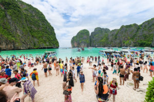 泰国的玛雅湾（Maya Bay）每天吸引5,000名游客，在政府关闭该地区以允许生态系统恢复。