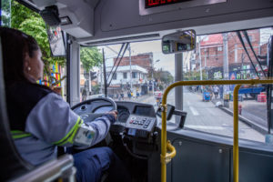 在服务的一辆电动公共汽车在哥伦比亚Medellín的街道上。
