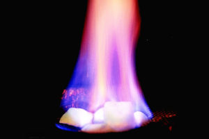 甲烷在火上。