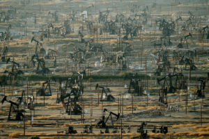 位于加州克恩县的一个油田，在那里，生产商依靠注蒸汽来泵出厚的、重碳的原油。