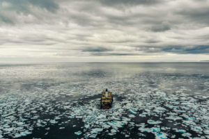上个月，破冰船“奥登号”在加拿大北极地区的兰开斯特海峡航行，穿越第一年的冰。