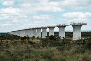 在肯尼亚的中国资助标准规范铁路第二阶段建设通过内罗毕国家公园，如6月在此图所示。