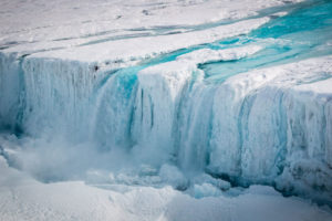 融水从南极洲南森冰架流下。