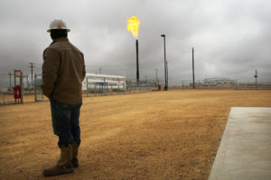 燃烧的天然气在德克萨斯州花园城的一家加工厂被烧毁