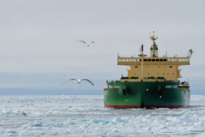 北欧“猎户星”号货轮装运煤炭通过北极。
