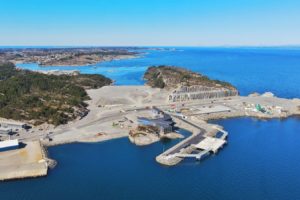 挪威Øygarden的该码头正在建设中，将通过船接收废物二氧化碳，并通过管道将其发送到海底含水层。