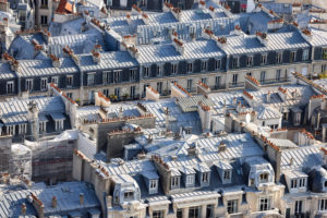 巴黎的标志性锌屋顶可以加热到194华氏度在炎热的夏天。