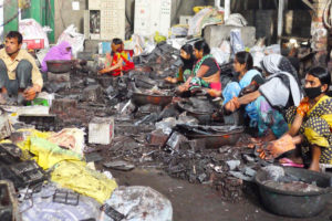 工人们拆除汽车电池准备在帕特纳，印度的铅回收。