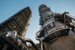 在德克萨斯州Petra Nova发电厂，碳捕获技术从四个燃煤单位中的一个减少了二氧化碳排放。