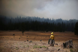 2013年8月，美国鱼类和野生动物管理局的一名消防员在监测加州格罗夫兰附近的火灾。