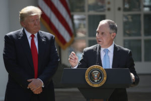 美国环境保护署署长斯科特·普鲁伊特和特朗普总统去年6月在白宫会面。