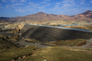 完成后，Tigris River上的英里宽的Ilisu大坝将产生足够的电力，以便为130万房屋提供动力。