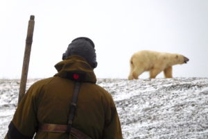 俄罗斯管理员监控北极熊在合作研究努力在2019年俄罗斯弗兰格尔岛。