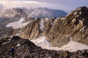 玛格丽塔峰,山指导Uziah中的(左下)提升。斯坦利冰川在背景。