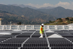 太阳能电池板覆盖着加利福尼亚州格伦加拉的山姆俱乐部商店的屋顶。