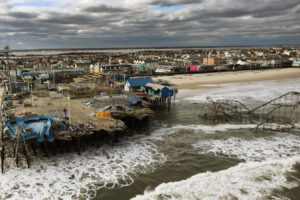 在2012年超级风暴桑迪之后，新泽西州海滨高地的游乐园残骸。新泽西州正在起诉石油公司因气候燃料灾害而造成损害。