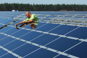 德国的可再生能源市场正在从小规模的设施转移到较大的运营，例如这个位于勃兰登堡的70.8兆瓦光伏公园。