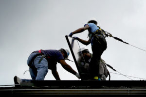 华盛顿特区的工人于去年5月在美国安装了第一个太阳能电池板。