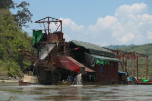 缅甸卡钦州马里河上的一条金色的船。